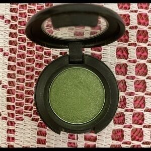 MAC Eyeshadow Green .. Color label fell off